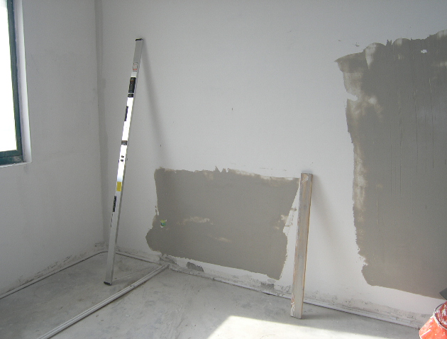 怎樣在老墻面上涂刷乳膠漆？處理不當(dāng)會有什么樣的表現(xiàn)？如何處理