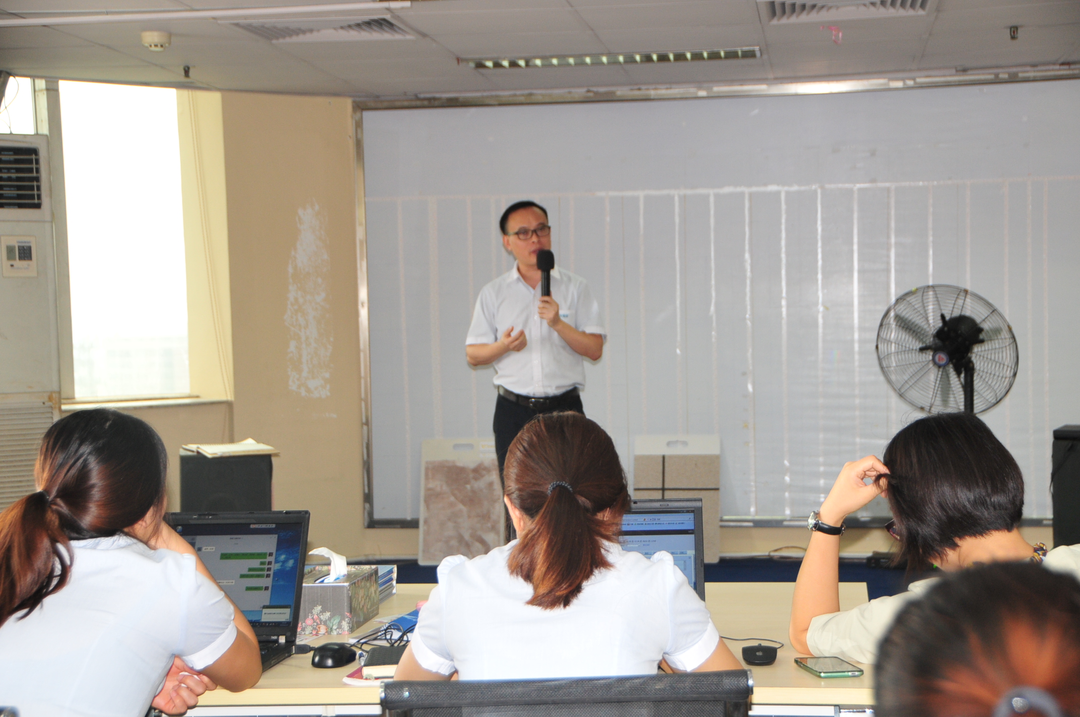 友情漆用信心和堅持，成就目標(biāo)的達(dá)成