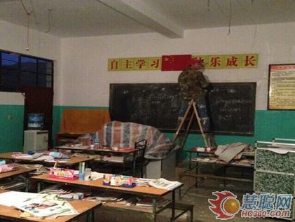 友情漆紅河經(jīng)銷商王宏免費為己白小學刷新內(nèi)墻